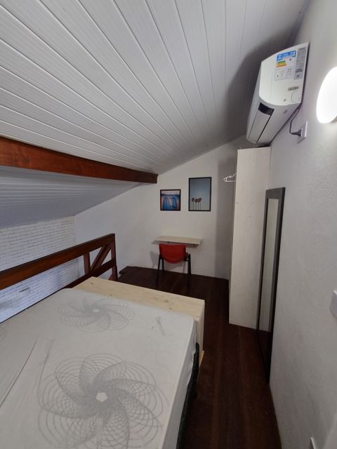 Mezanino com cama, ar-condicionado e espaço de trabalho